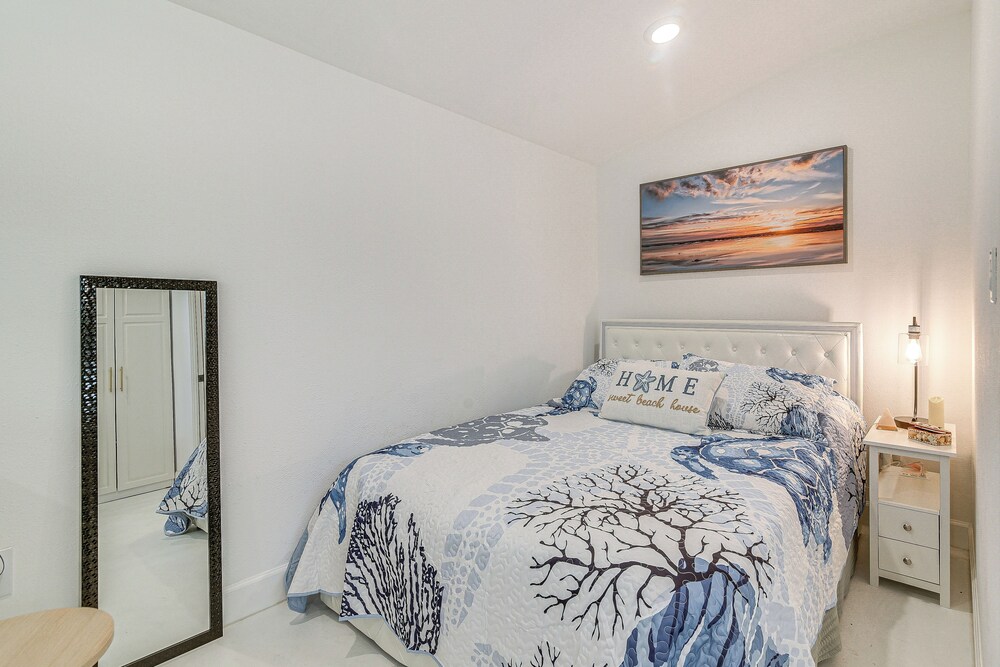 Updated Galveston Studio w/ Deck - 1 Mi to Beach!