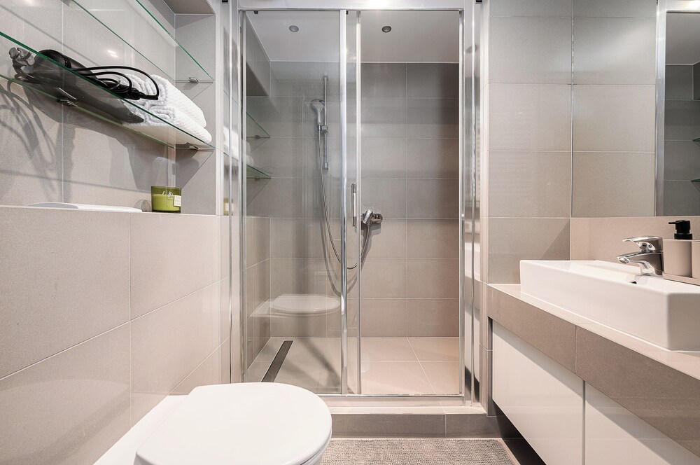 Lumina luxury 2-level apart with parking