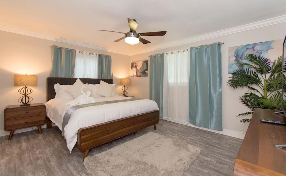 Sunlit Escape 3BR 2BA w Private Pool Backyard