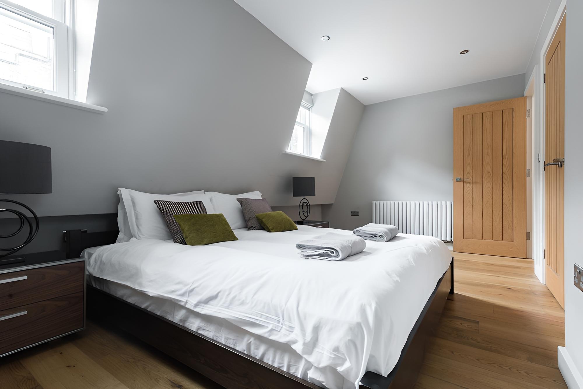 The Escalier Mews - Stunning 3BDR Mews Home Flooded with Natural Light