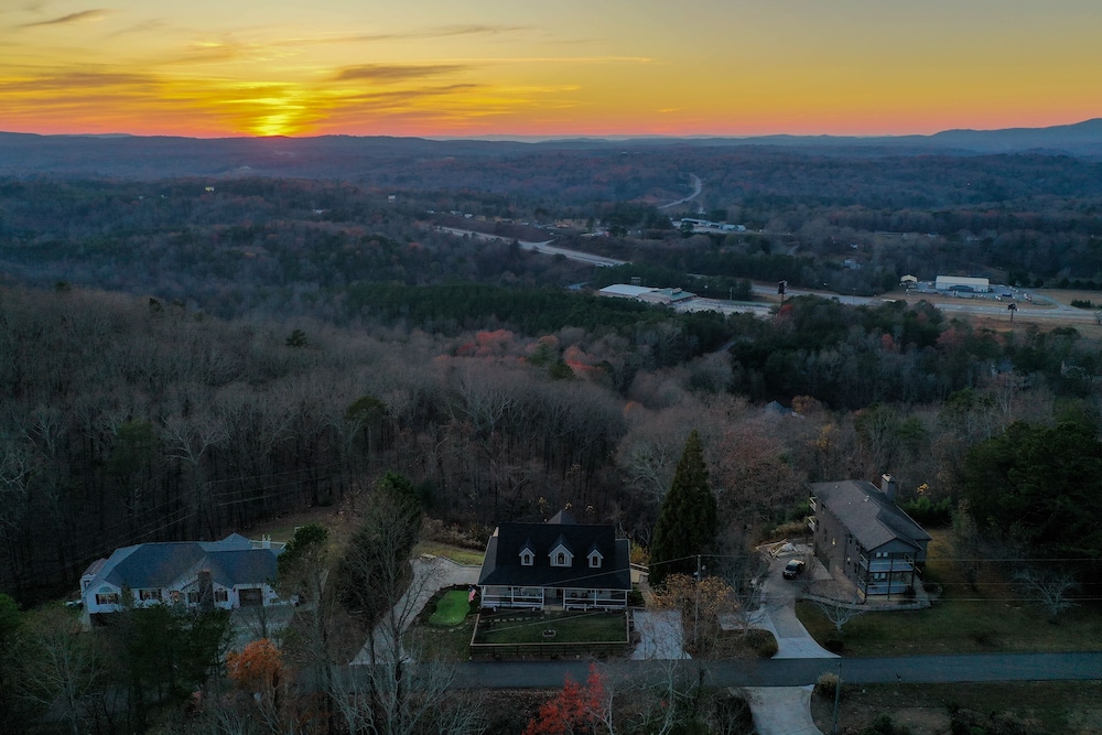 Sunset View 3 BDR Close to Downtown!