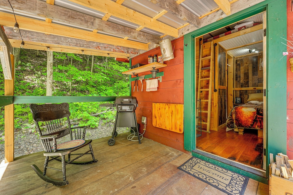 Solar-powered Brandon Studio Cabin: Hiking Access