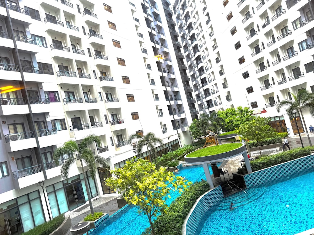 Cozy Retreat w/Balcony Near SM Mall/NAIA Airport
