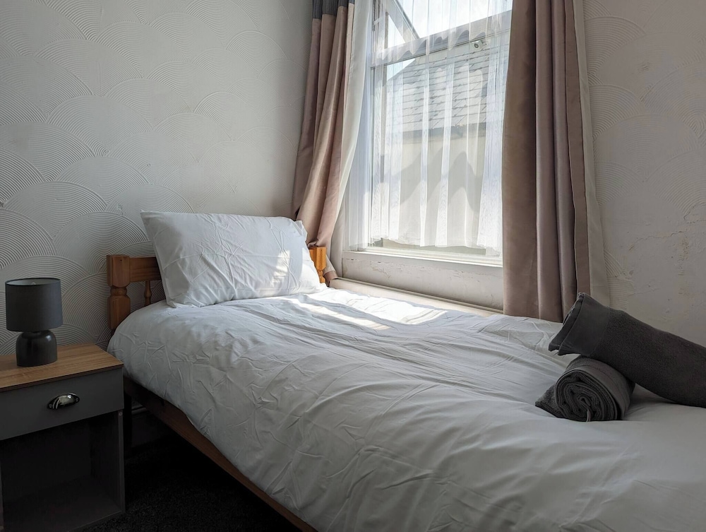 Family-sized Comfort - Walk to Lake & City Centre