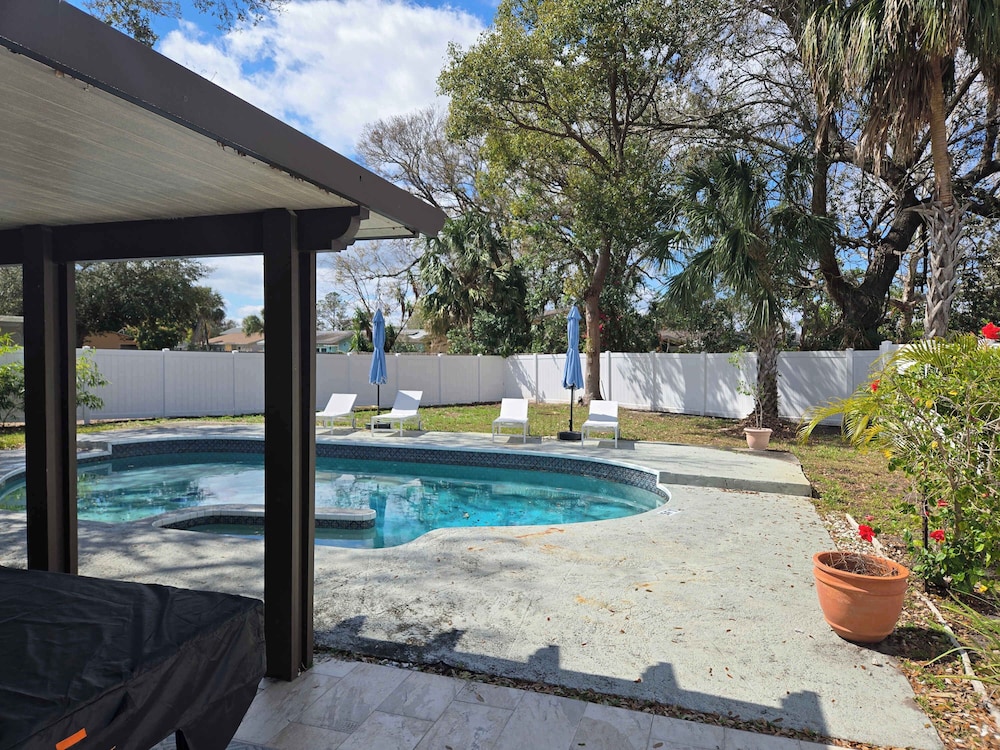 Bay Crest House Stay for 10!