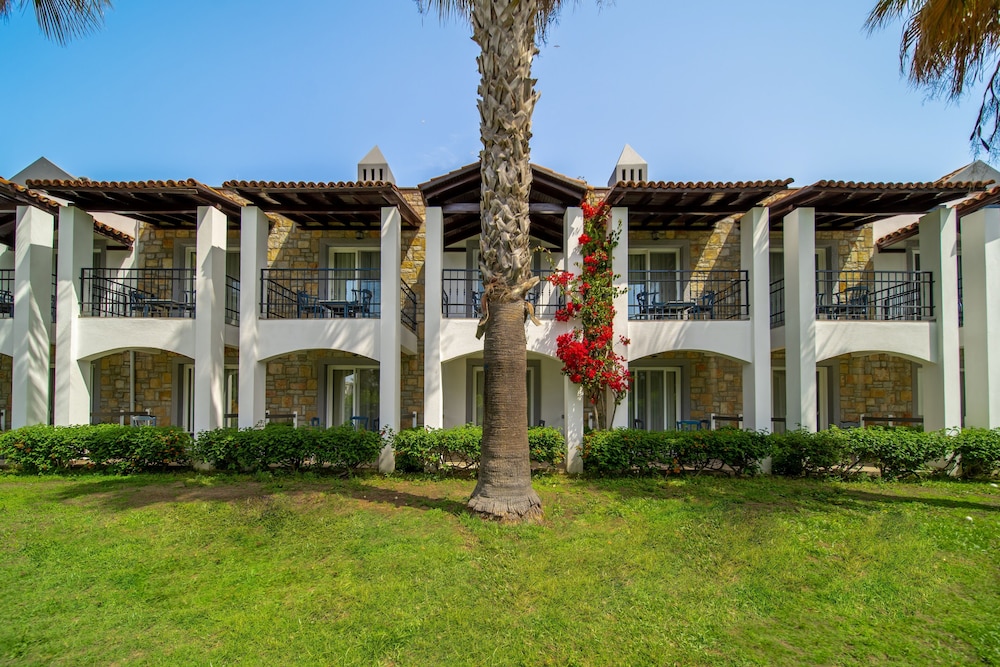 Tiana Beach Tatil Köyü - Her Şey Dahil - Image 53