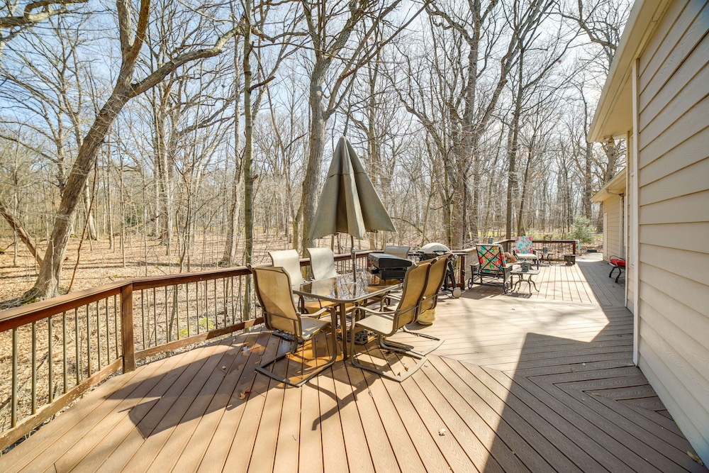 Charming Crete Home w/ Hot Tub, Deck & Fire Pit