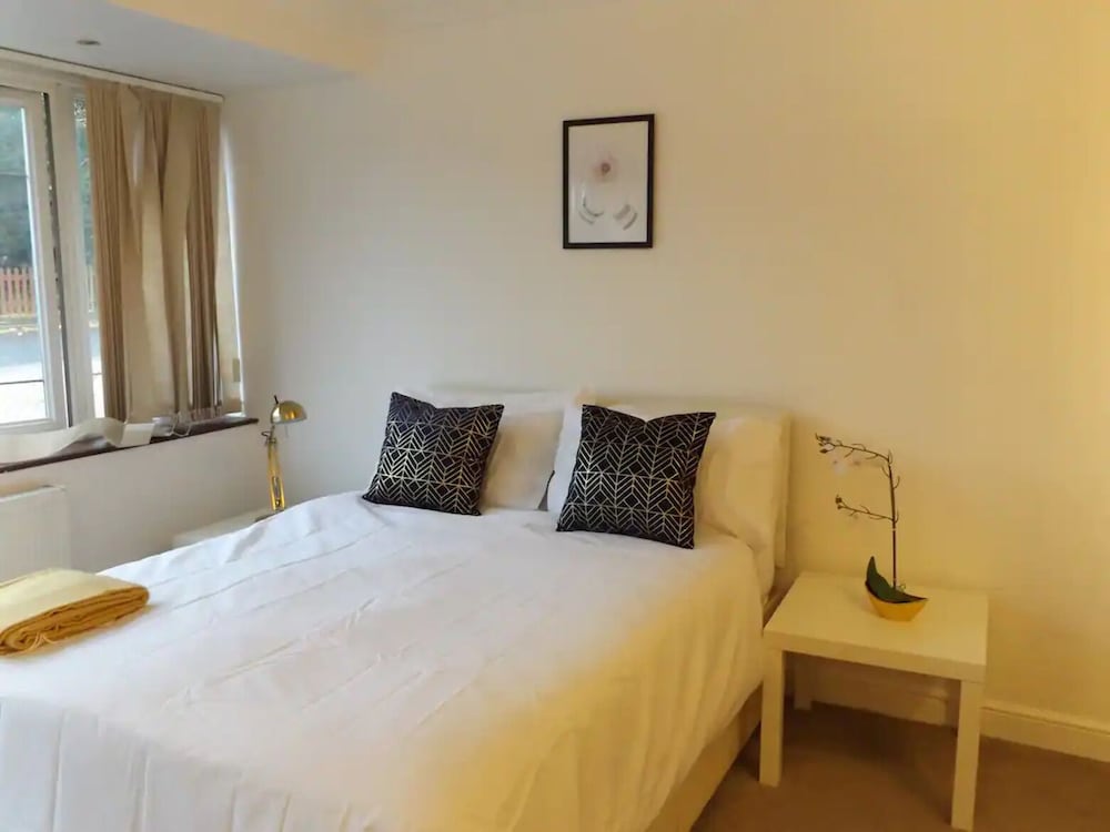 Room in Guest Room - Large Comfortable Room Coventry