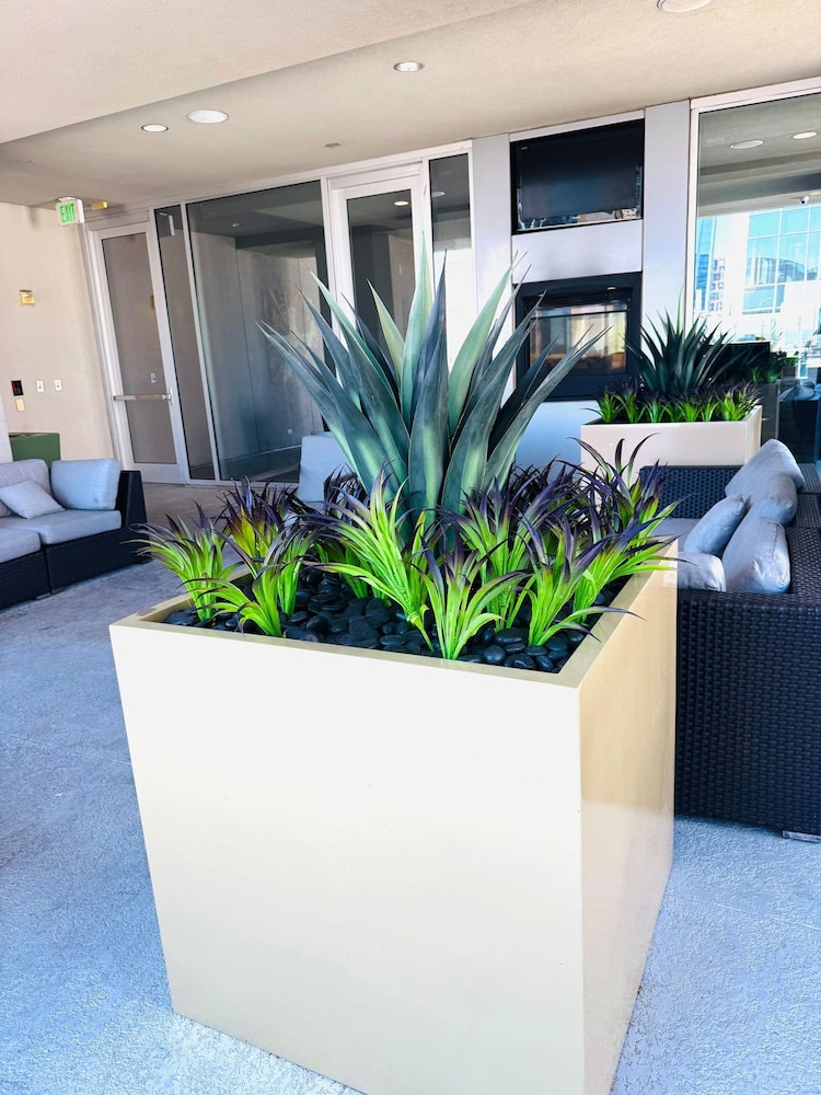 Highrise Balcony Rooftop Pool Gym Free Parking
