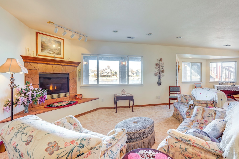 7 Mi to Dtwn Denver: Lakefront Gem w/ Dock!
