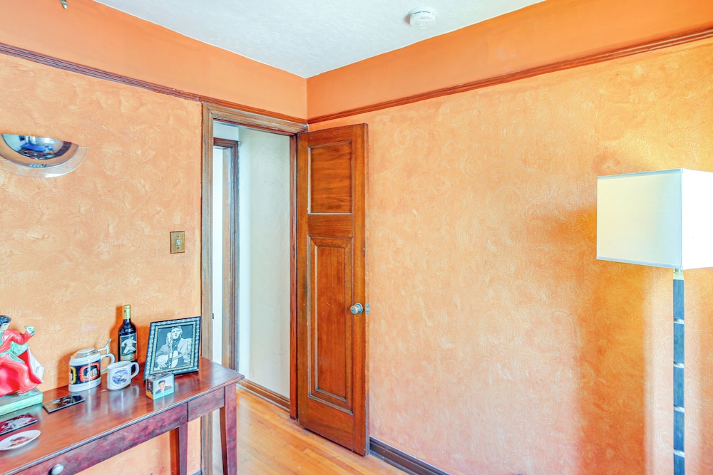 1 Mi to Ocean! Home w/ Rooftop Deck in Long Beach