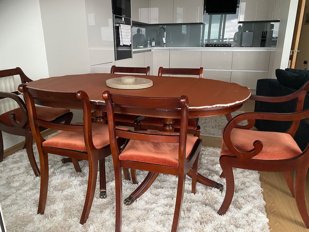 2 Bed Flat - Sleeps 4 - Parking - Wifi