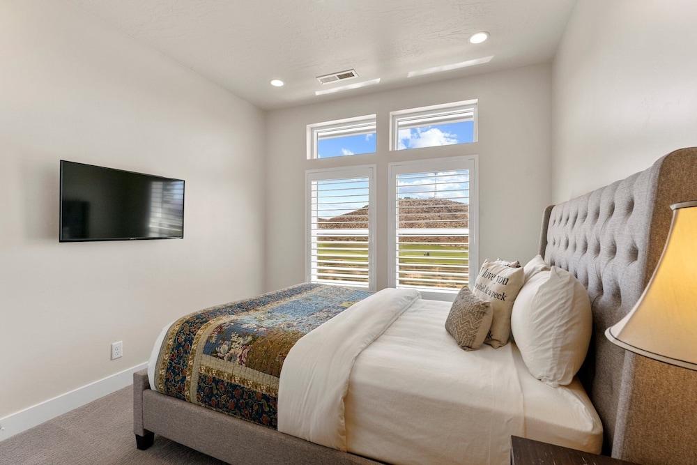 A Hole In One 15 Bedroom Home