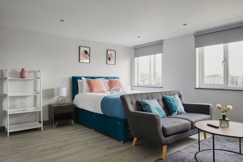 Reading Central Serviced Apartment by Viridian Apartments view 4