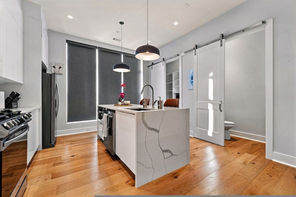 Luxurious Midtown Home Rooftop Views by Silverx