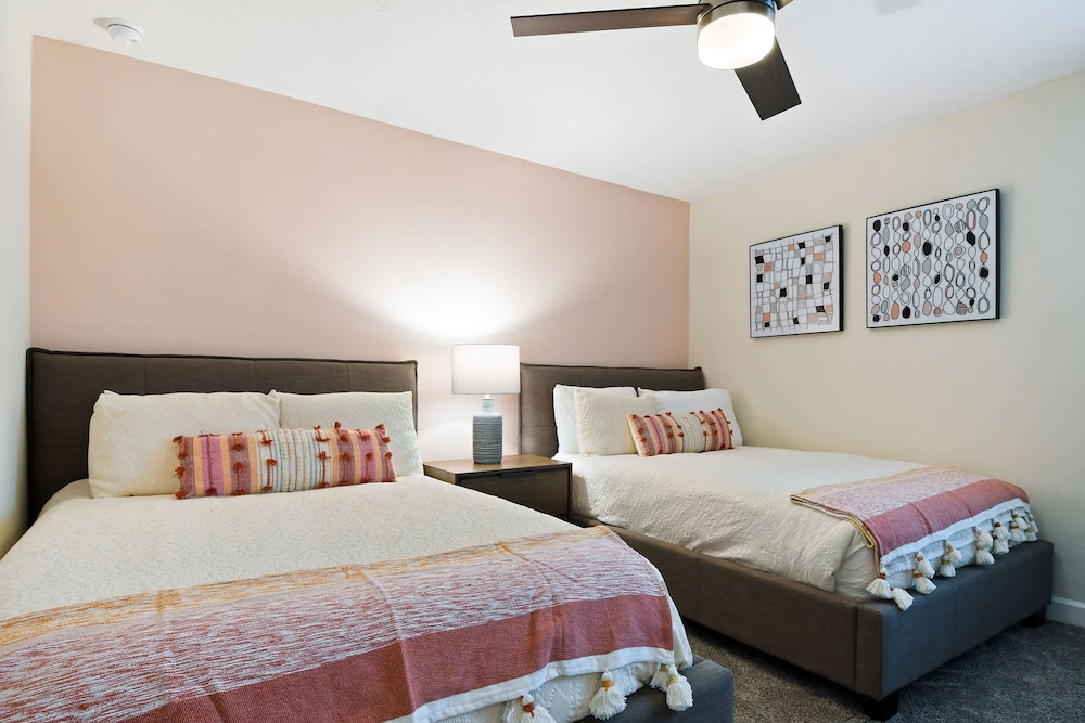 Home 9 Bed Themed Rooms Pool Storey Lake