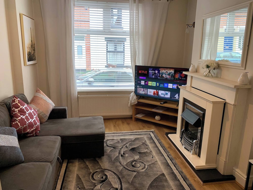 Stylish Home Near Shopping - Book Summer Stays Now
