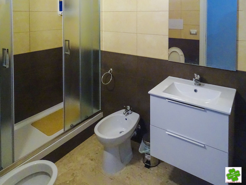 Quadrifoglio Verde en Syracuse — bathroom