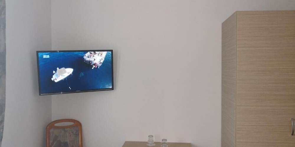 FREE PARKING, FREE BREAKFAST, only 15 minutes to City Center
