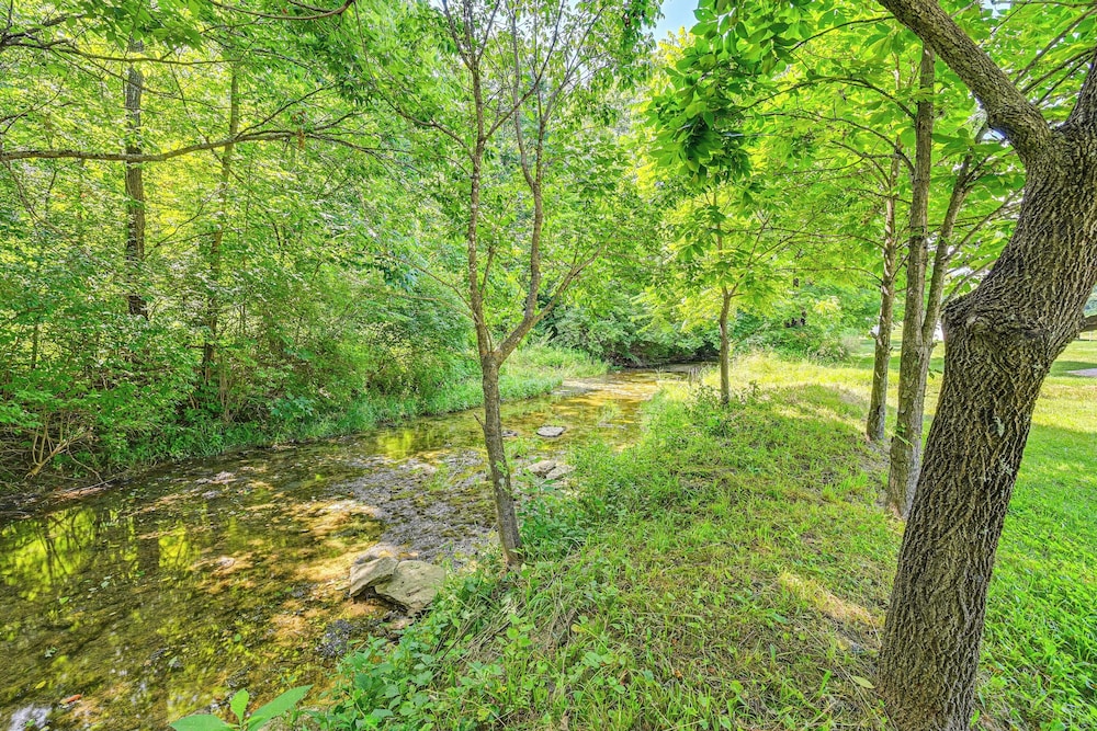 14 Mi to Kentucky Horse Park: Creekside Cabin