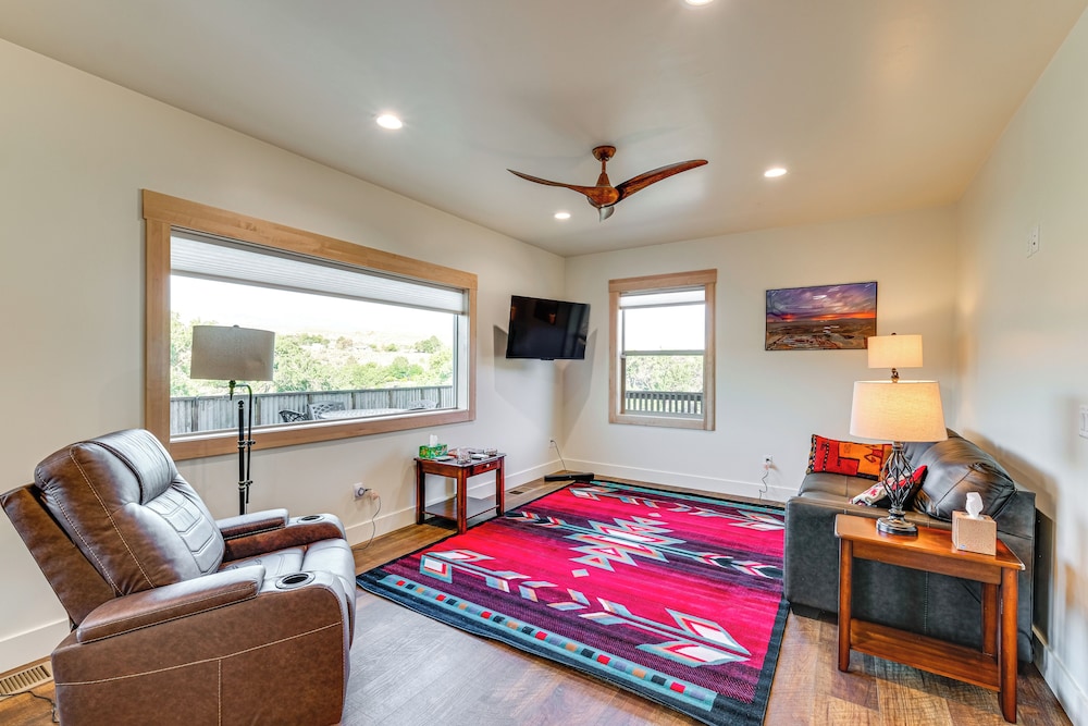 5 Mi to Arches NP: Canyon-view Hideaway w/ Deck!