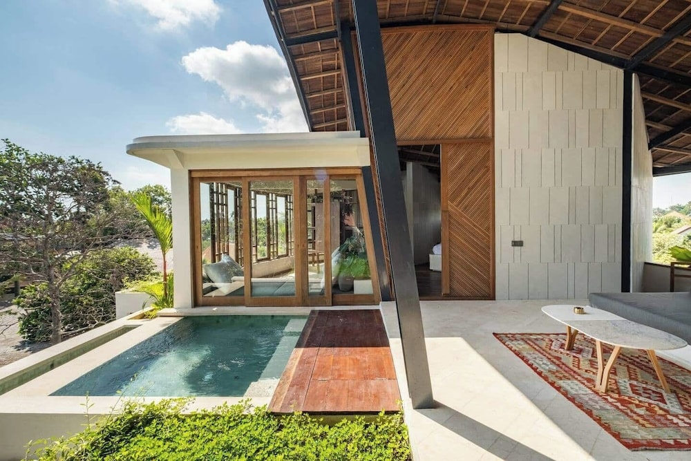Gorgeous 2-br Penthouse With Views, 800m to the Be