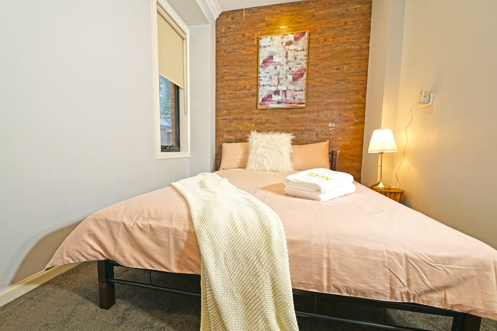 Self-contained Retreat 3BR WiFi Parking