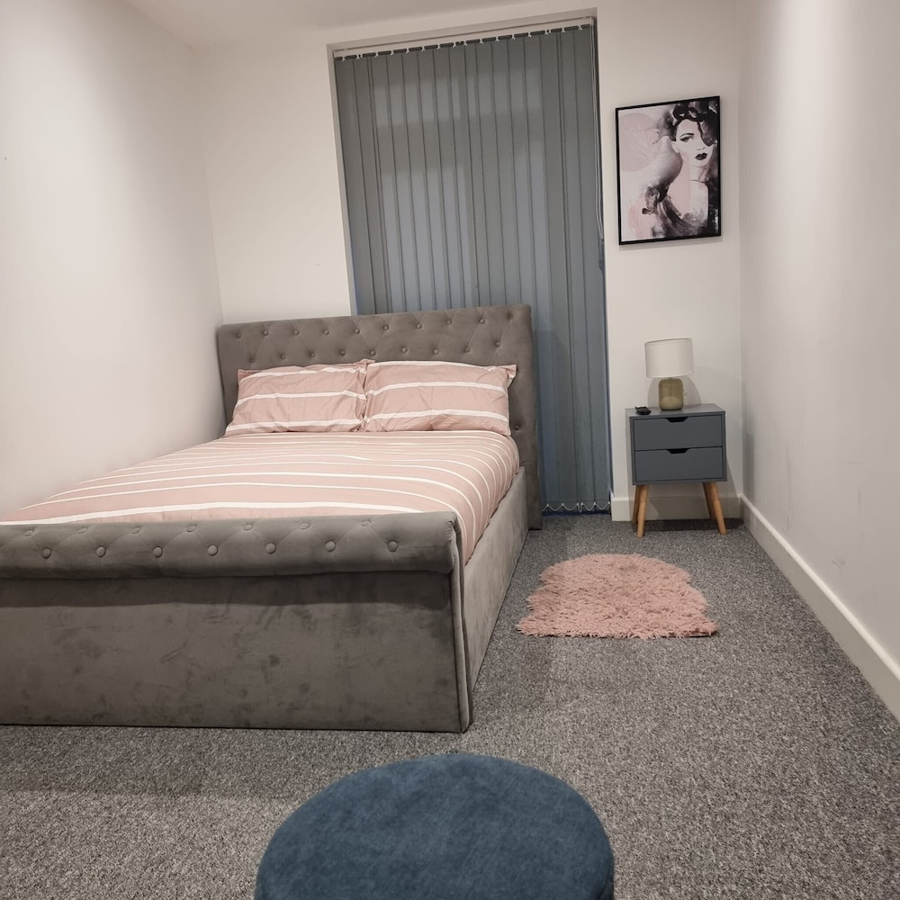 London Oasis Modern 2BR Apartment