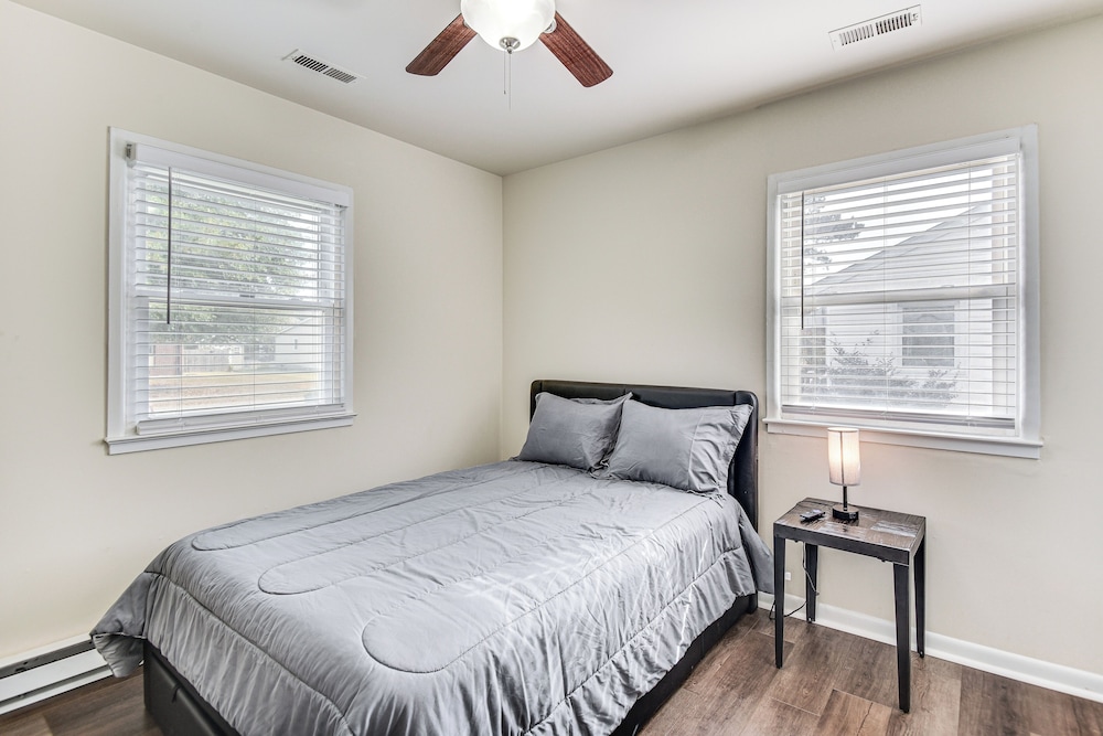 3 Mi to Huntington Beach: Hampton Family Home!