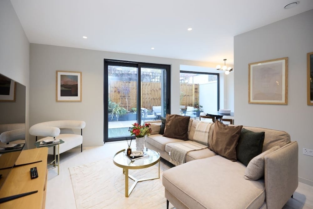 The Letchford Garden Mews - Elegant 2bdr House With Garden & Patio