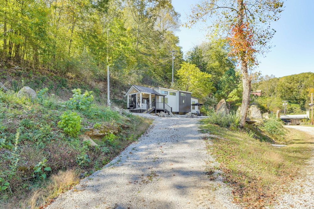 Deck, Grill & Fishing Pond: Modern Cookeville Gem view 4