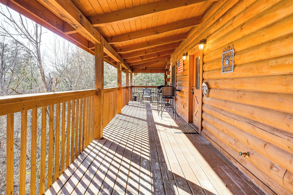 Cabin w/ Deck, Hot Tub & Douglas Lake Resort Perks