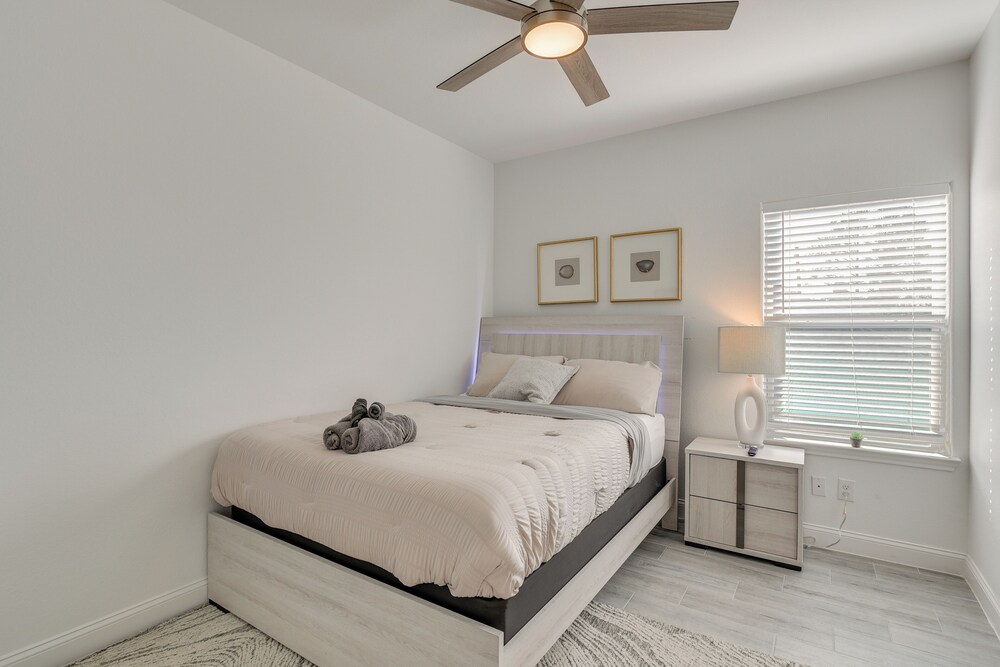 4 Mi to NRG Stadium: Luxurious Houston Townhome!