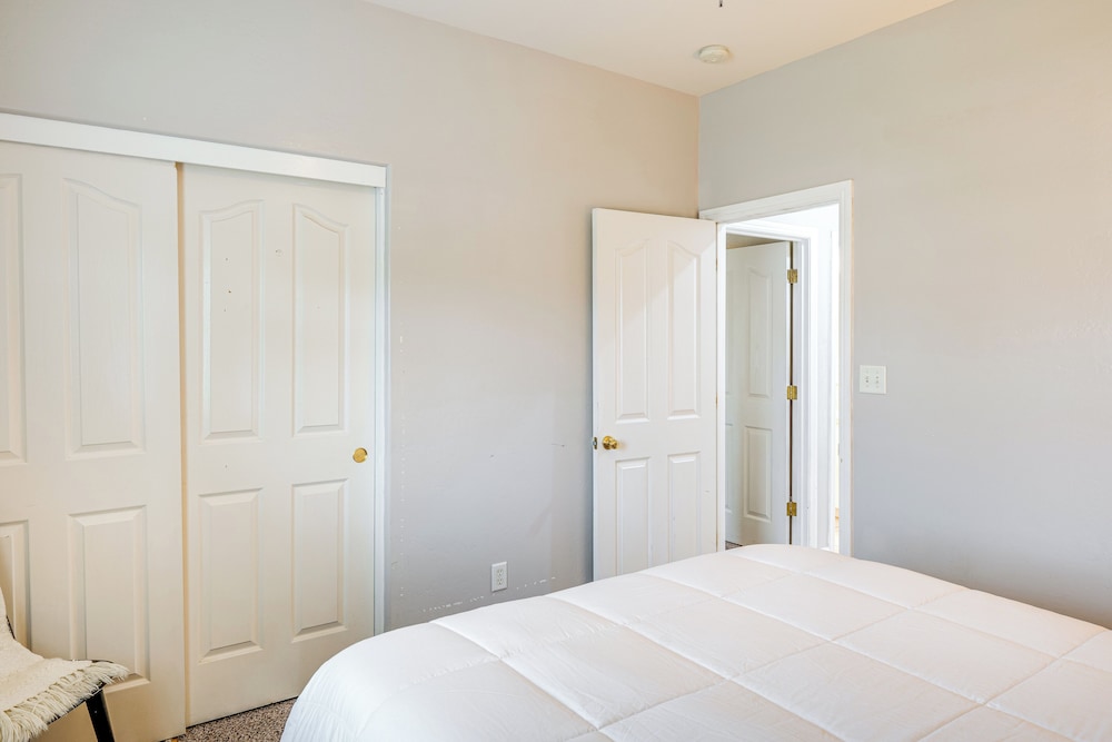 8 Mi to Beach Park: Bakersfield Gem w/ Yard!