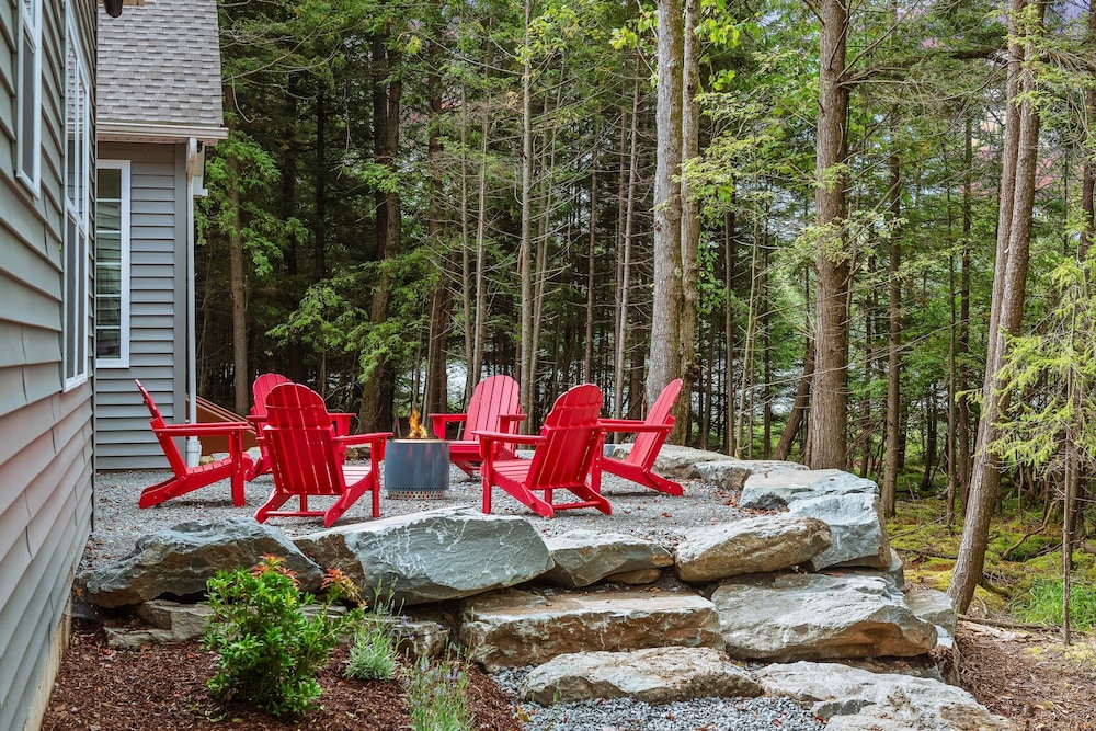 Luxuriously Lakeside by Avantstay Lakefront Retreat w Game Room