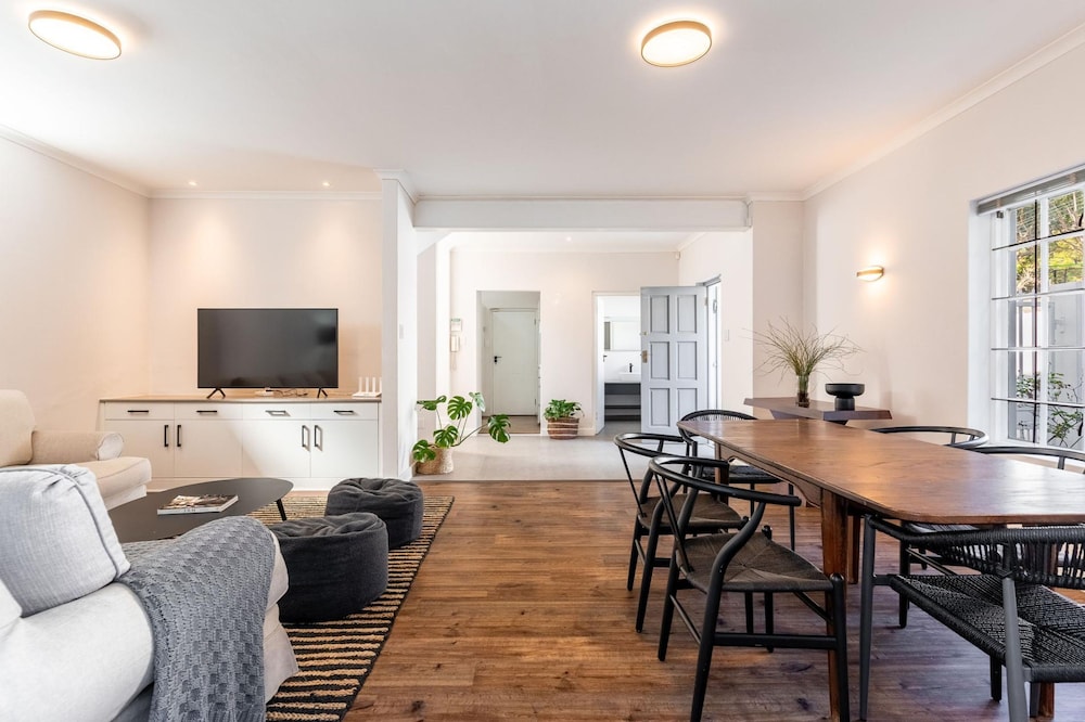 Cape Azure Oasis - Sea Point Retreat With hot tub