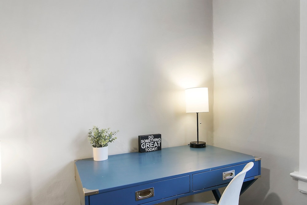 Chic 2BR Apt - Roscoe 1