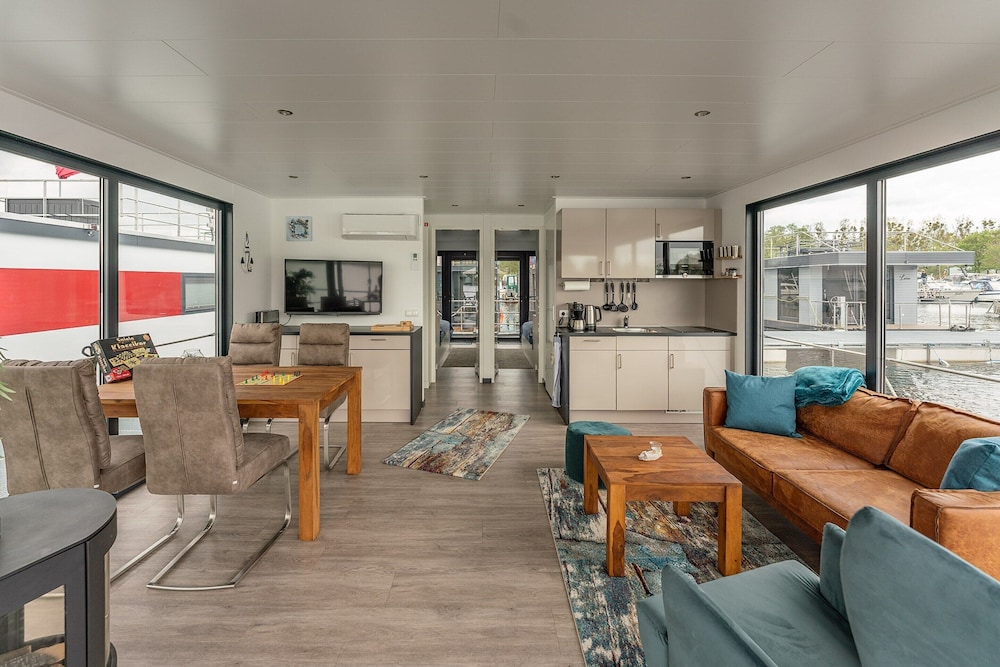 Havel Houseboat Serenity