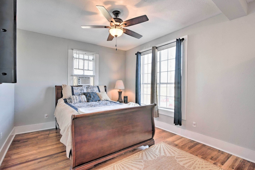 Convenient Apt w/ Golf Carts & Grill Access!