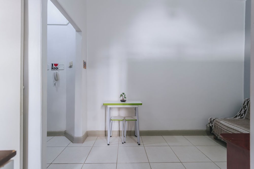 Studio com Wi-fi e Ar a 45m da Praia de Copacabana