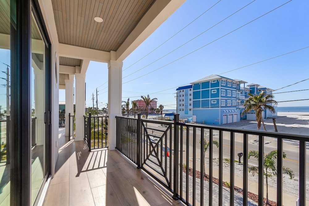 749 Paradise Pointe New Luxury Build 7 Bedroom Home