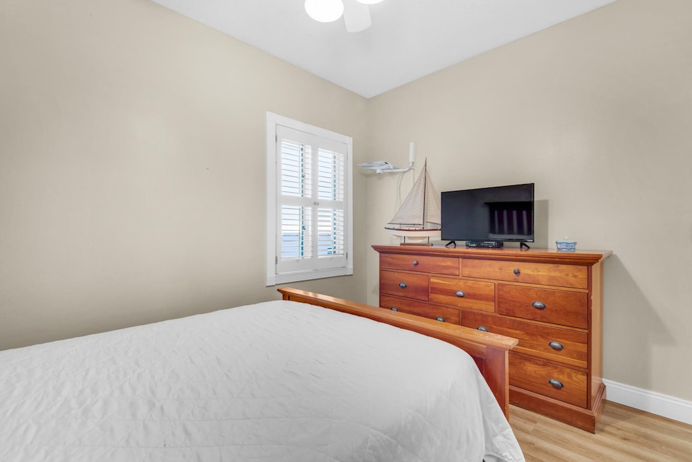 South Harbour 12E