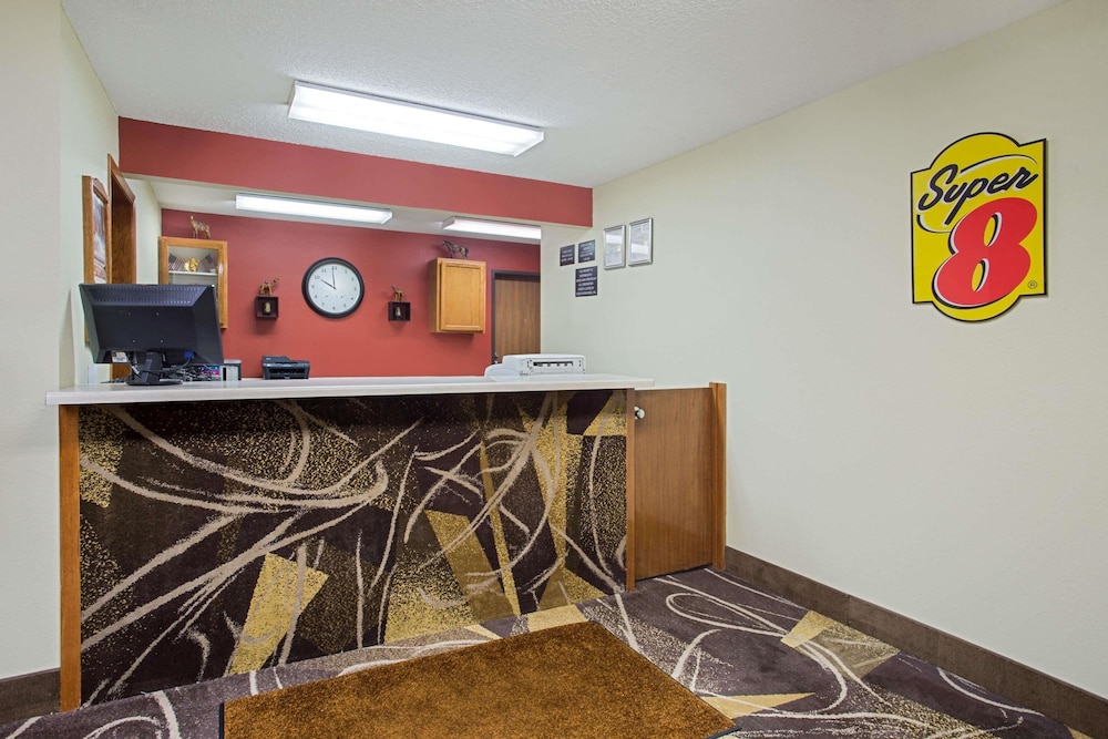 Super 8 by Wyndham Charles City view 3