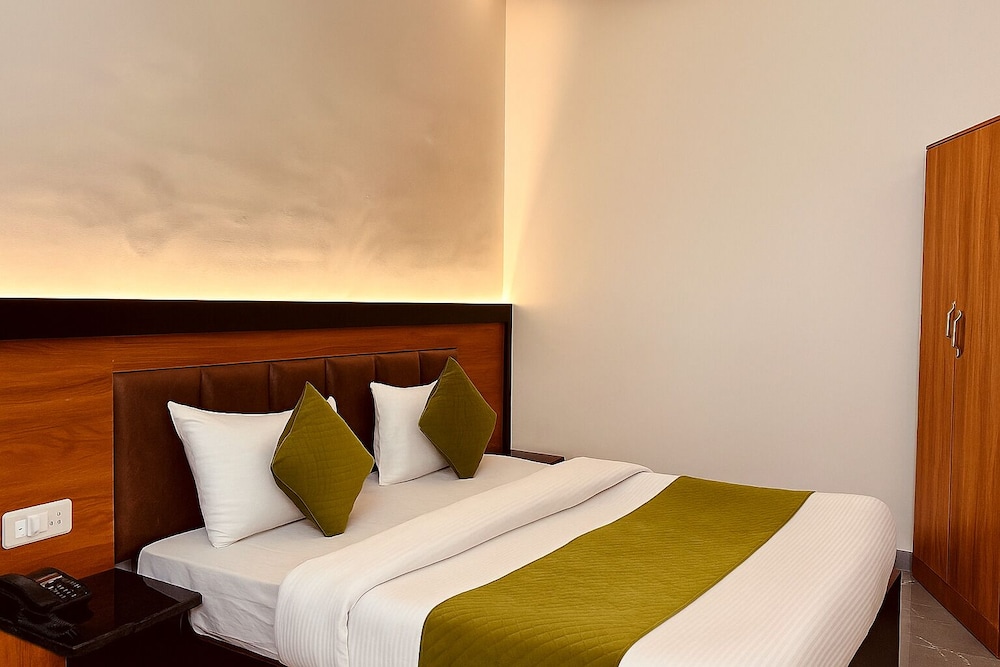 Hotel Yash Regency - Managed by JMD Group