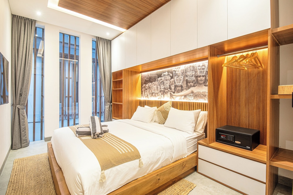 Enchanting 5BR Canggu Villa Moments to Sea
