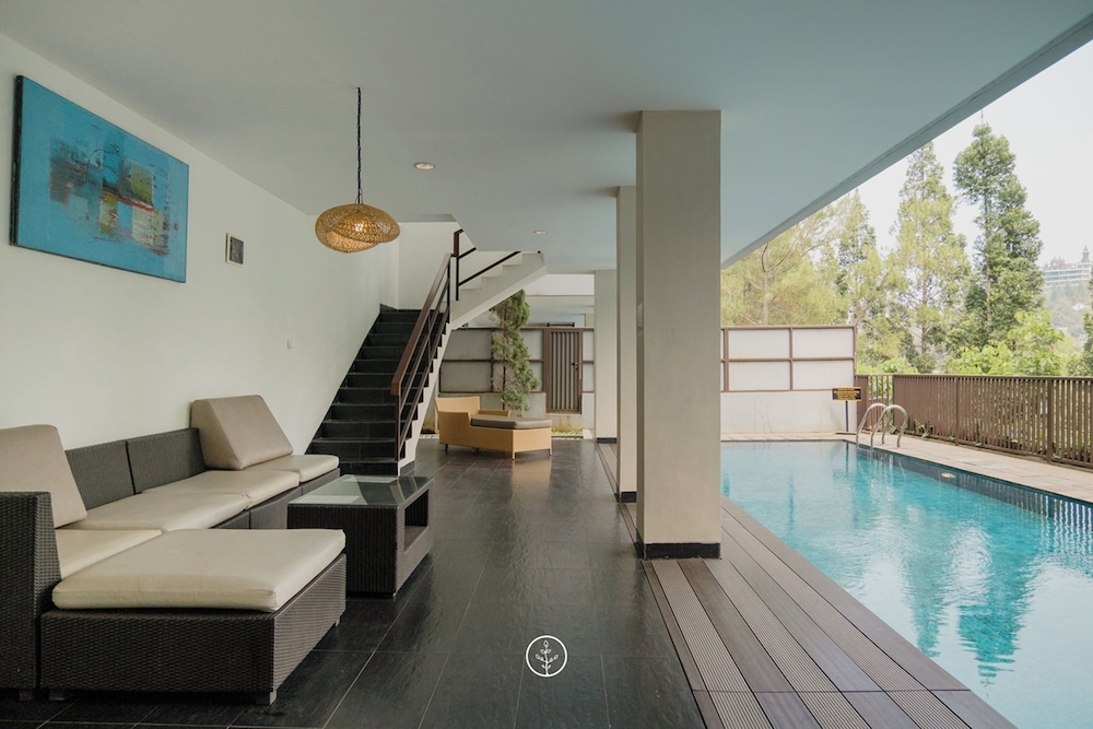 Chamomile Hill View 6BR Villa pool and movie room