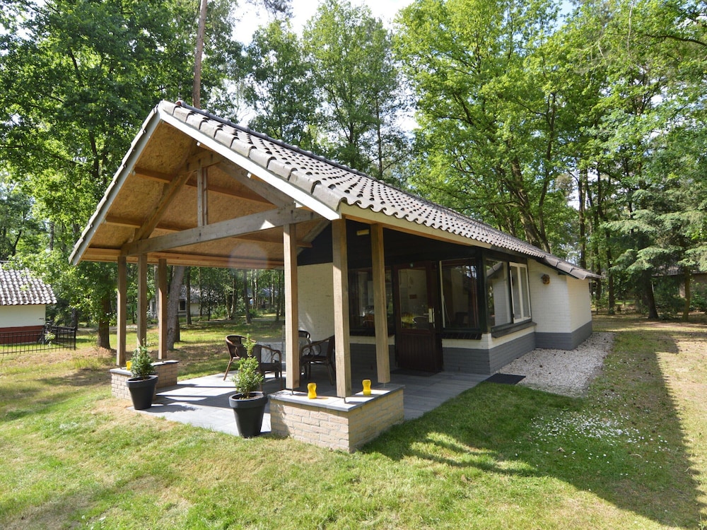 Completely Detached Bungalow in a Nature-filled Park by a Large fen view 5