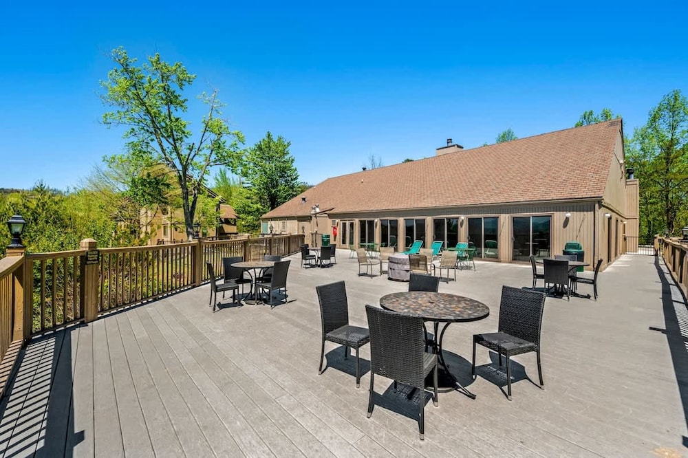 Sleeps 4 Private Balcony w Views Heated Pool