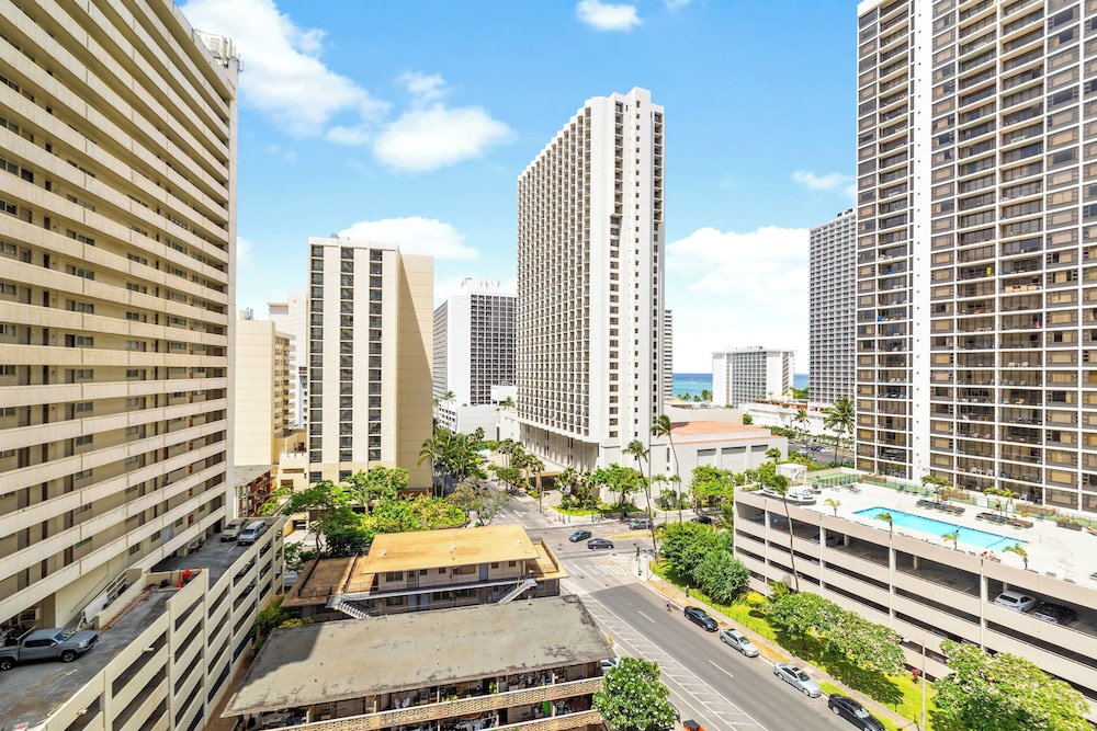 Waikiki Sunset Close to Beach with Parking