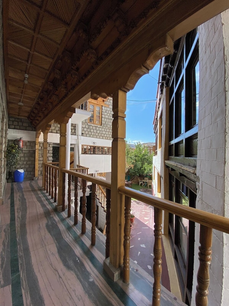 Nezer Hostel & Roof Top Cafe